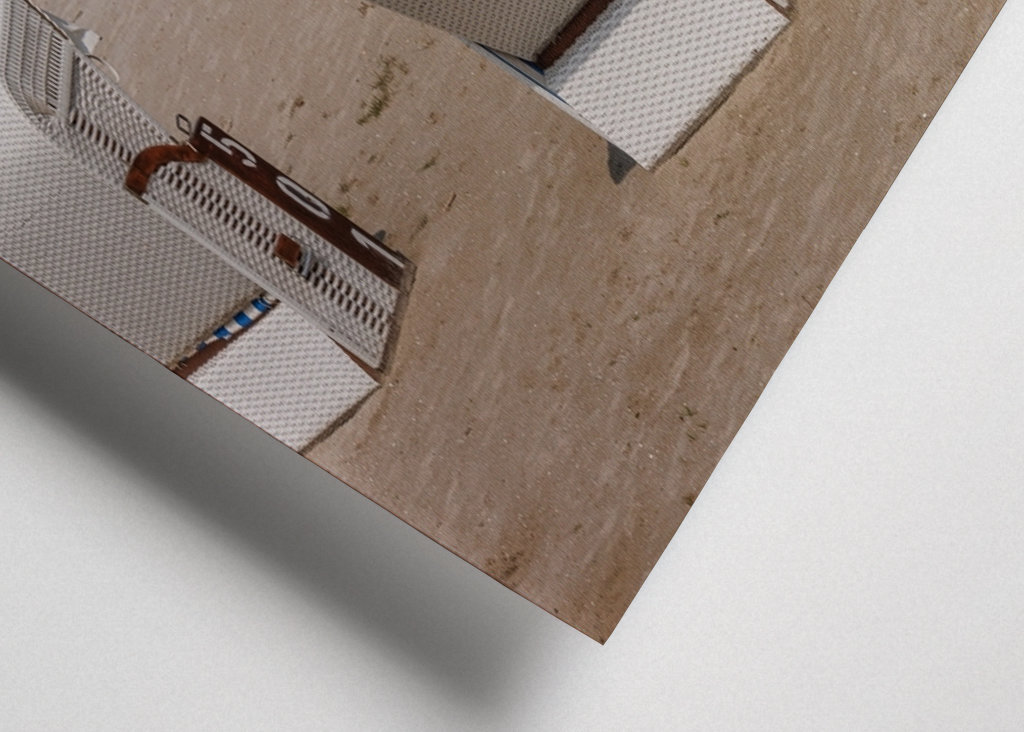 Fehér strandszékek a tenger mellett