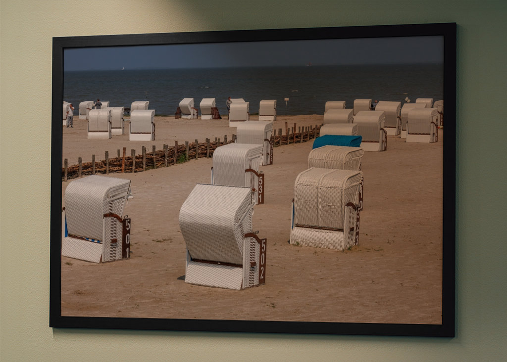 Fehér strandszékek a tenger mellett