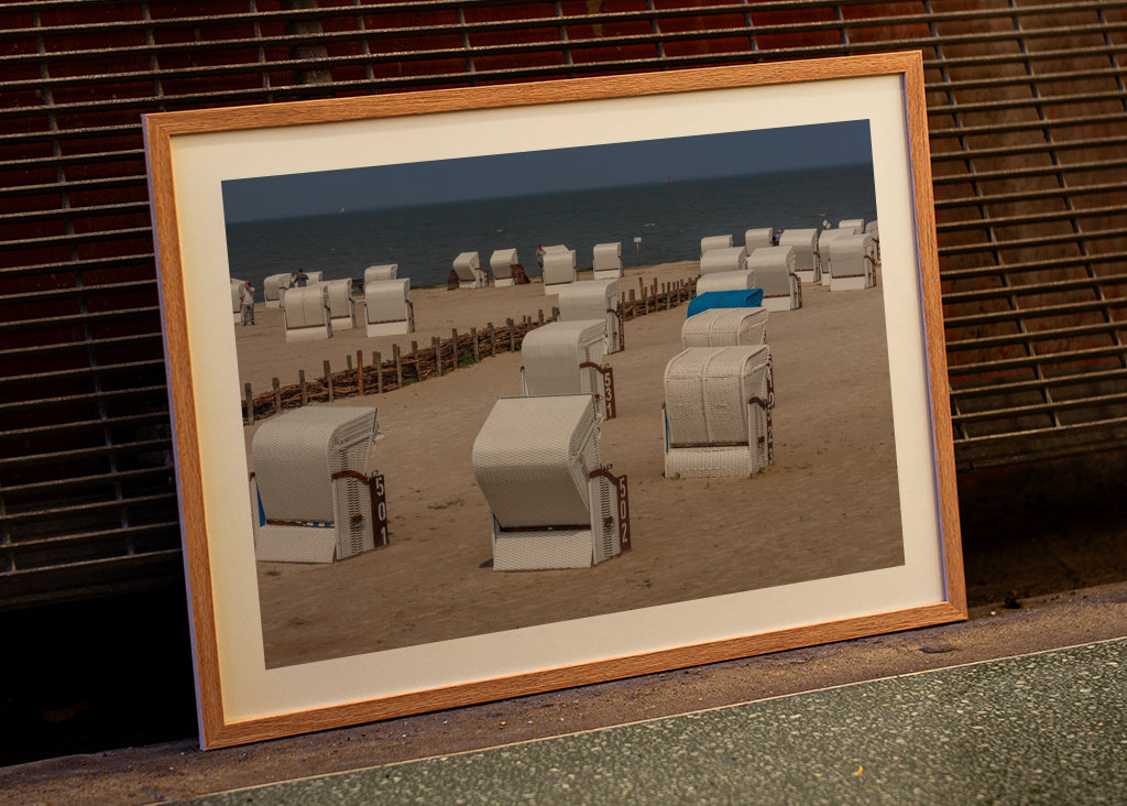 Fehér strandszékek a tenger mellett