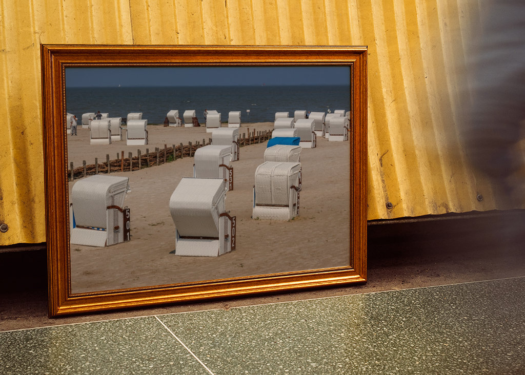 Fehér strandszékek a tenger mellett