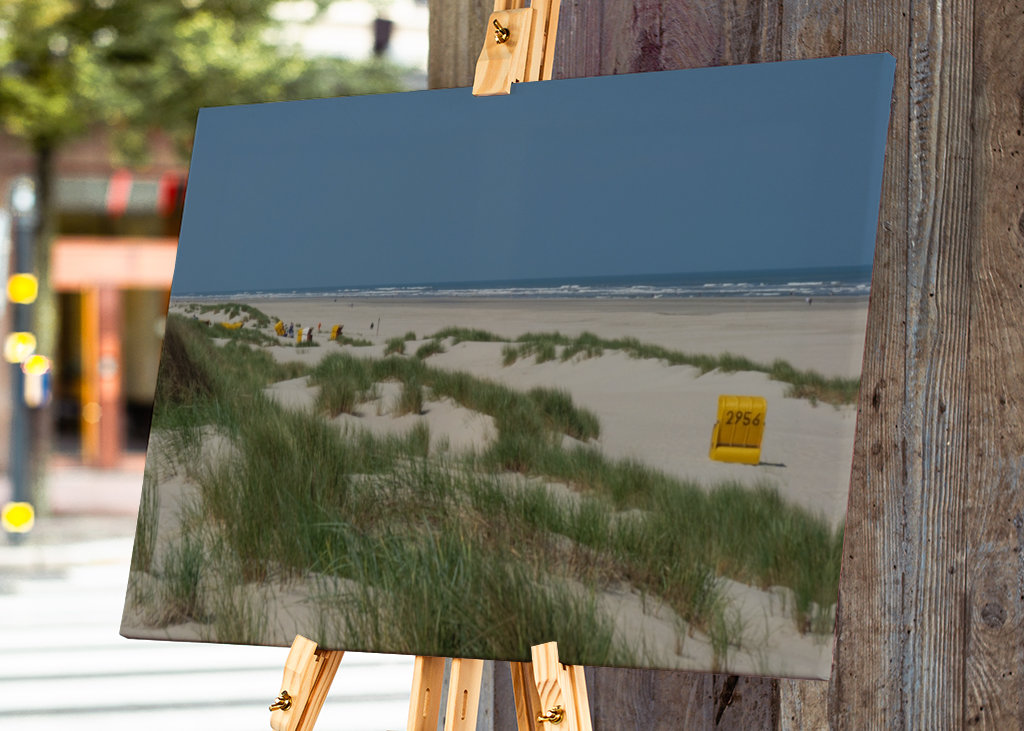 Gul strandstol i klitterne