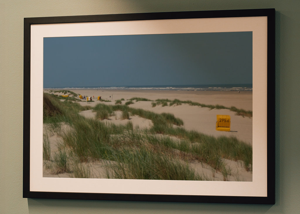 Gul strandstol i klitterne