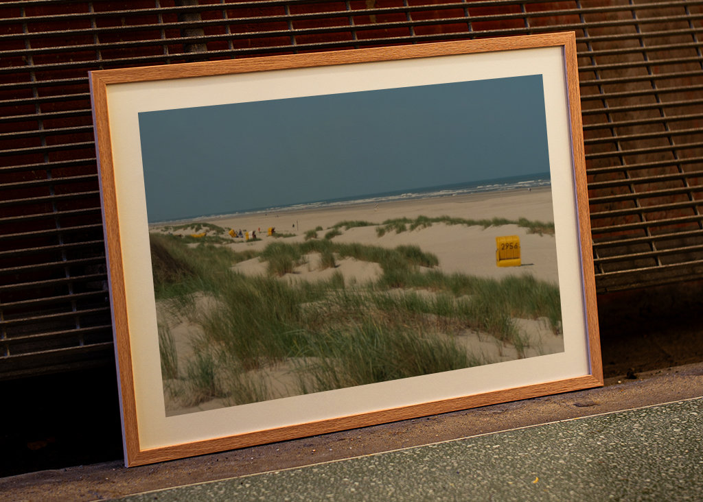 Gul strandstol i klitterne