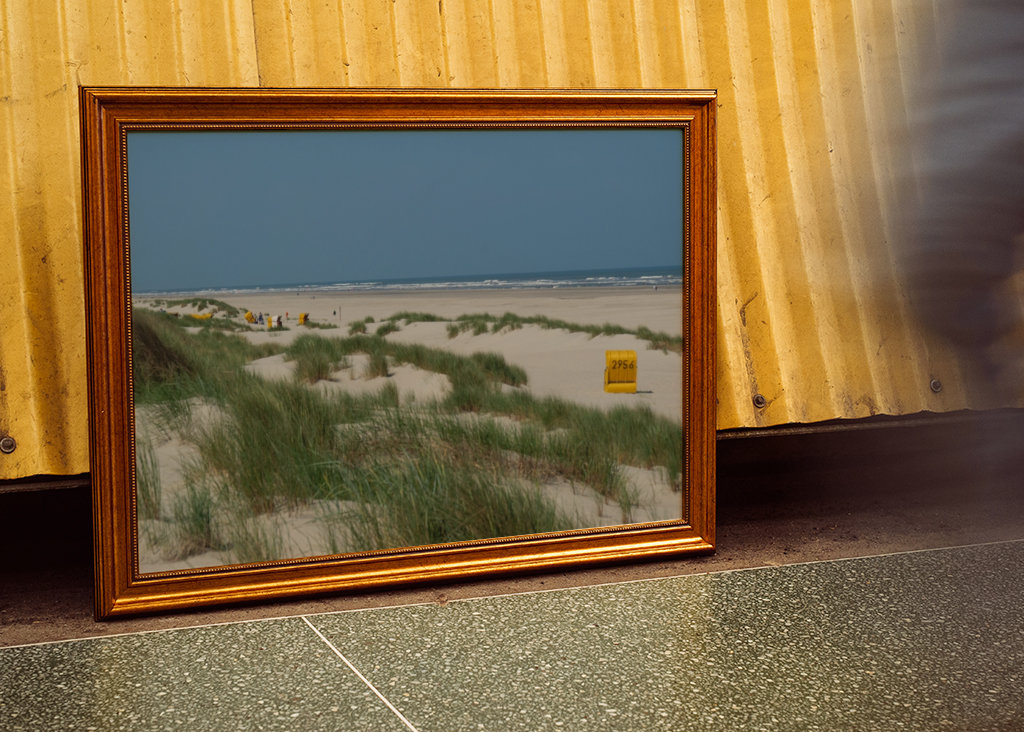 Gul strandstol i klitterne