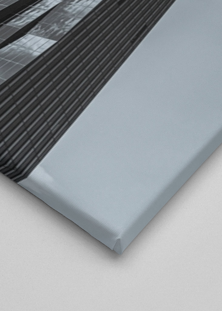 DC Tower 1 in Wien - monochrom