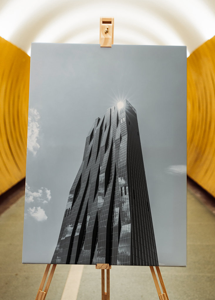 DC Tower 1 in Wien - monochrom