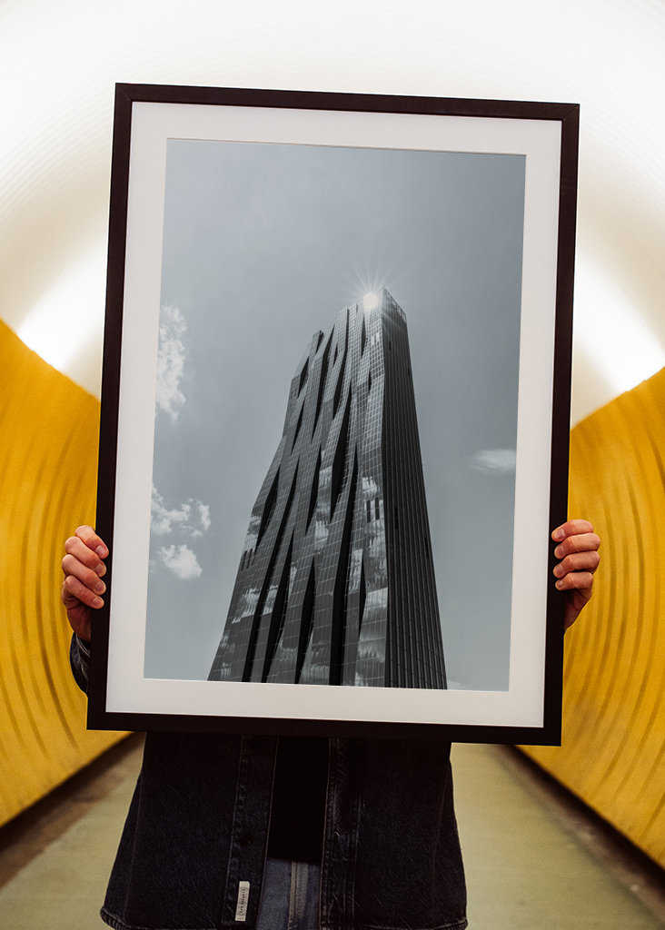 DC Tower 1 in Wien - monochrom