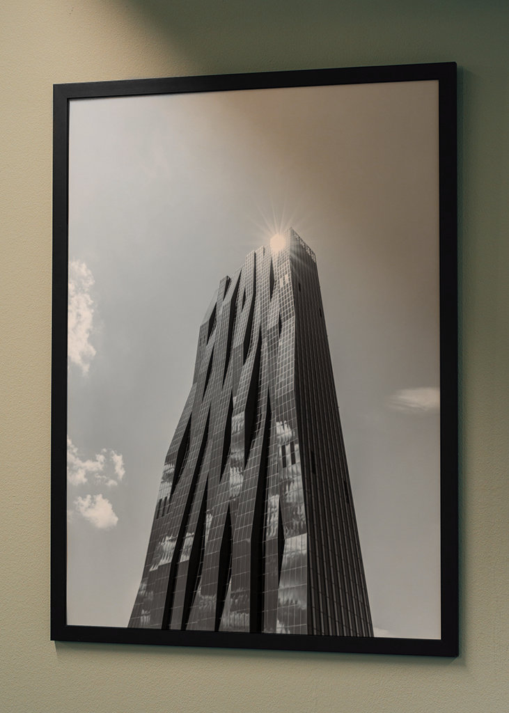 DC Tower 1 in Wien - monochrom