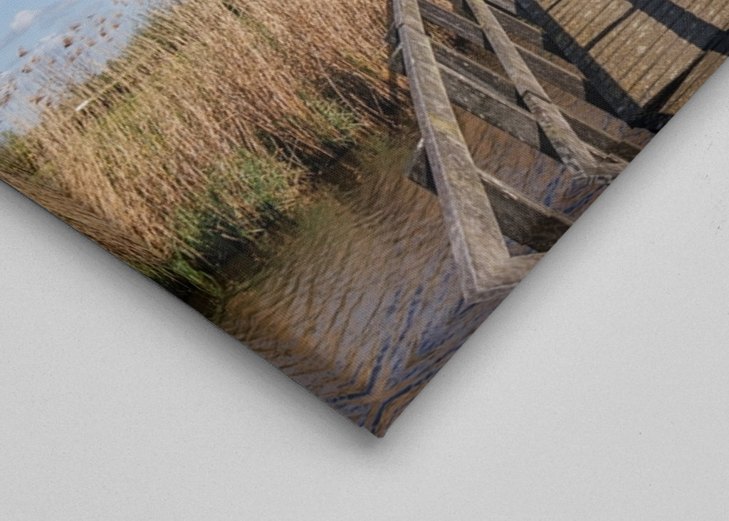 Molen met houten brug