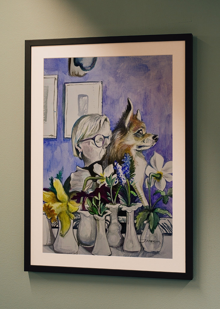 En kvinde, en hund og blomster