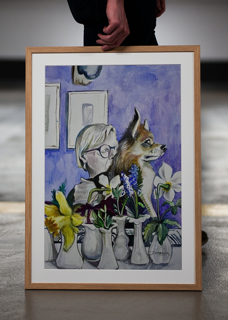 En kvinde, en hund og blomster