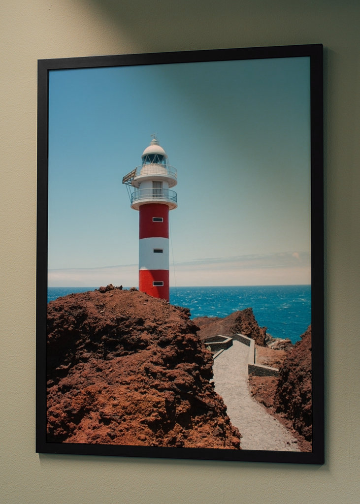 Leuchtturm an felsiger Küste