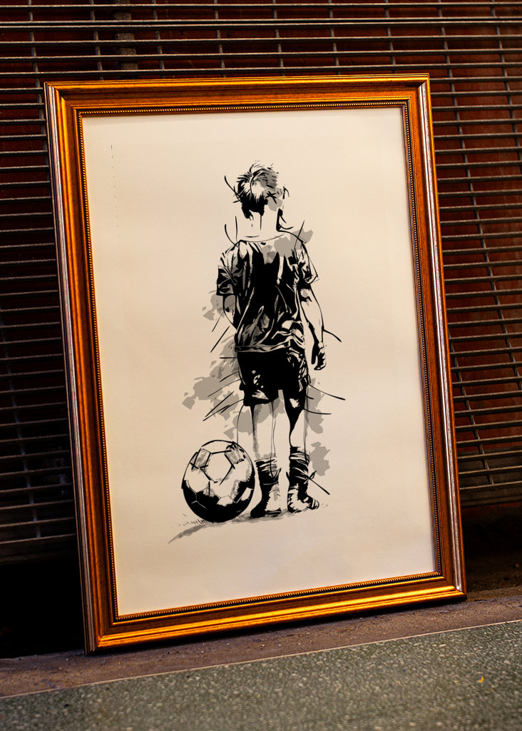 Kleiner Junge spielt Fußball