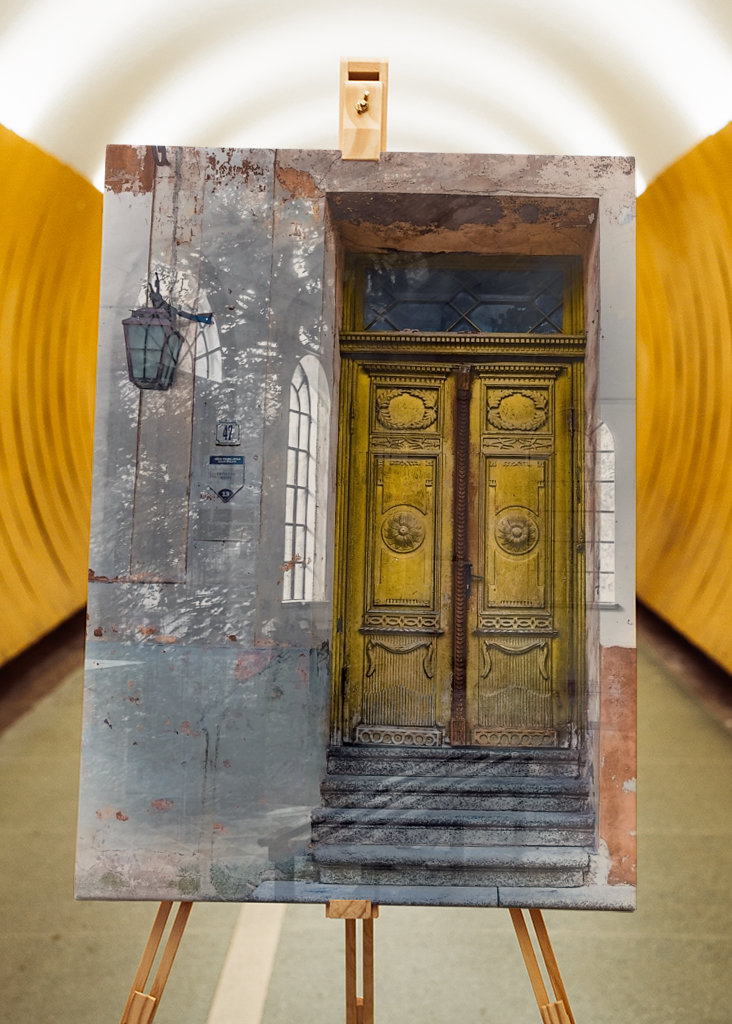 Door with patina, yellow