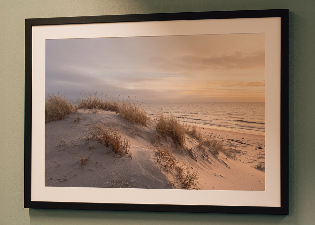 Dunes de sable et mer à la lumière de l’aube