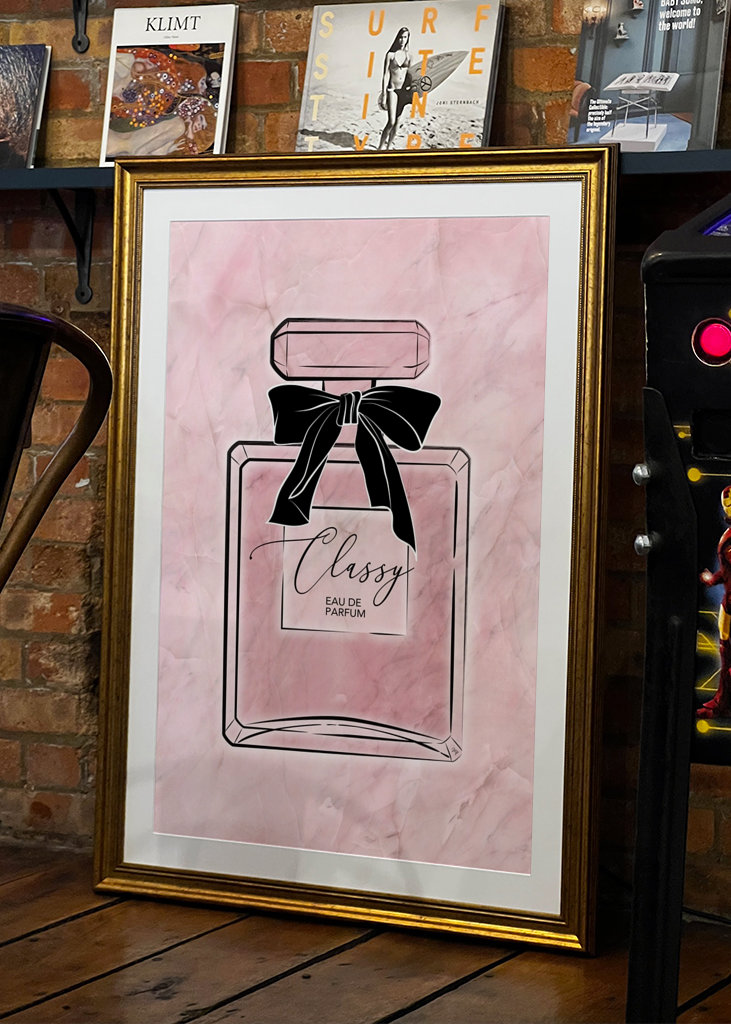 Elegantní růžový parfém