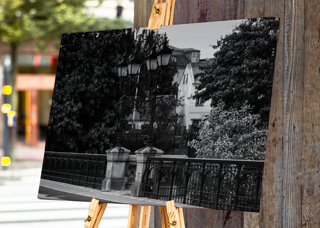 Lucerny se svíčkami na mostě