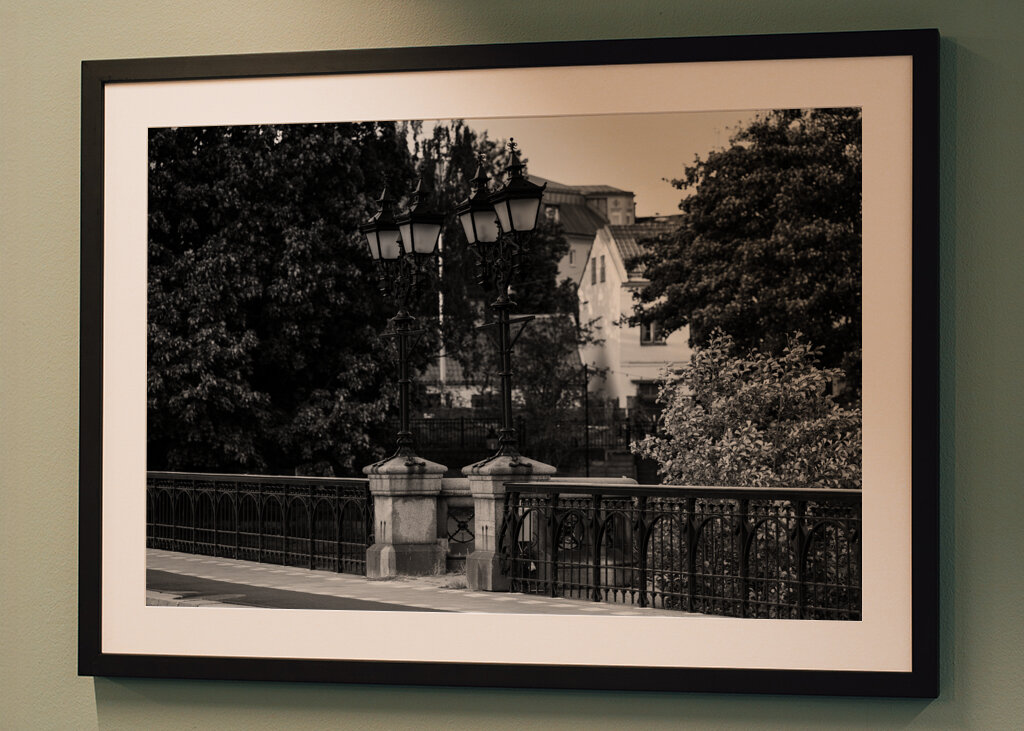 Lucerny se svíčkami na mostě