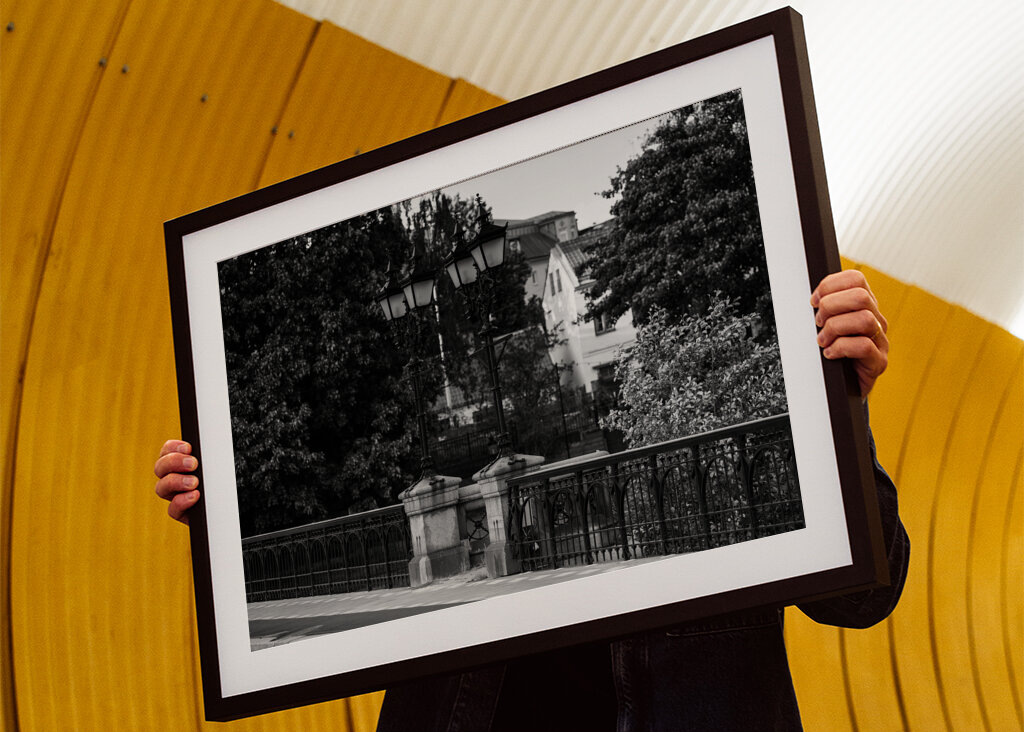 Lucerny se svíčkami na mostě