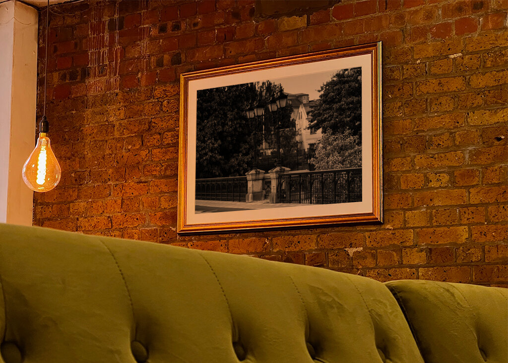 Lucerny se svíčkami na mostě