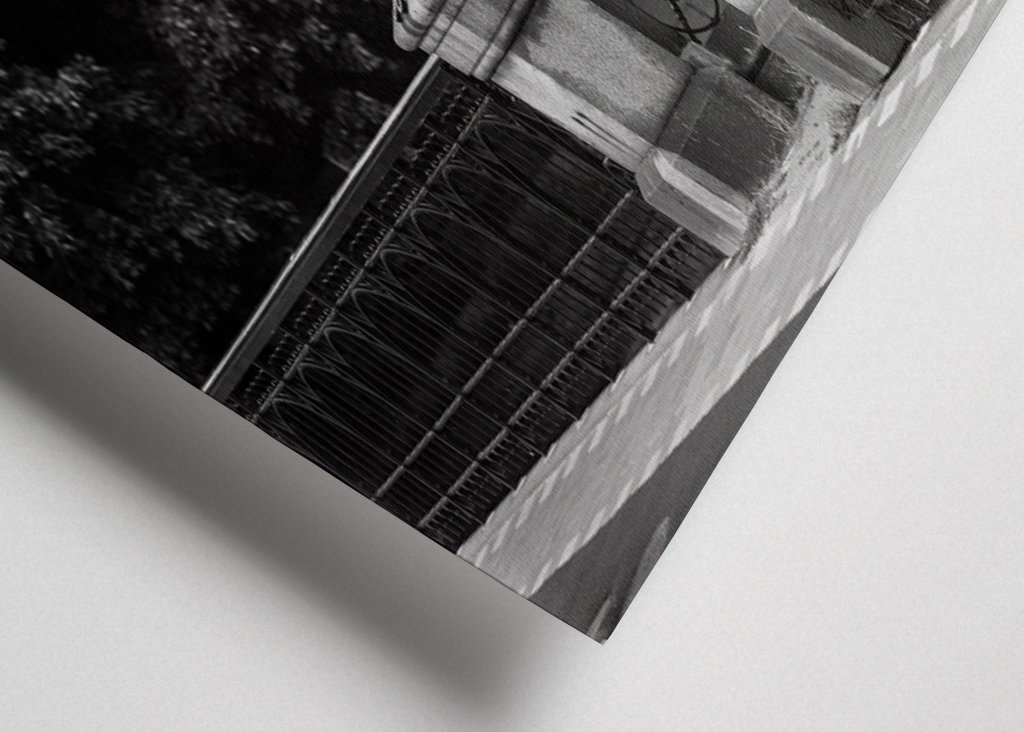 Lucerny se svíčkami na mostě