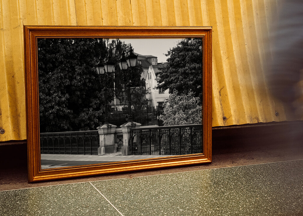 Lucerny se svíčkami na mostě