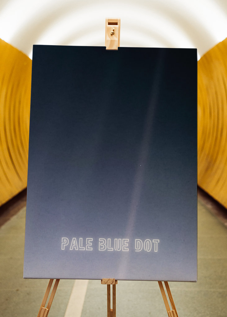 Bledě modrý tečkovaný plakát