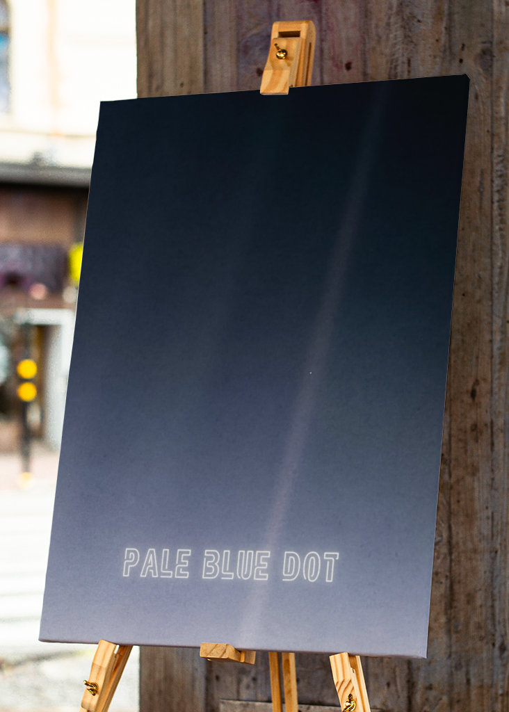 Bledě modrý tečkovaný plakát