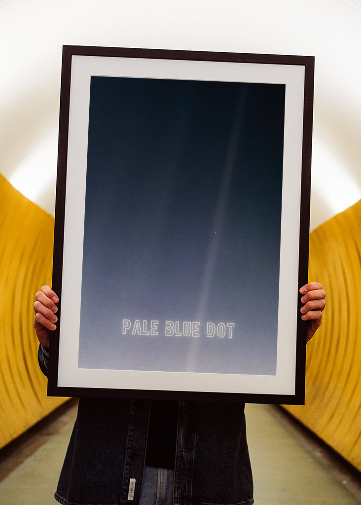 Bledě modrý tečkovaný plakát