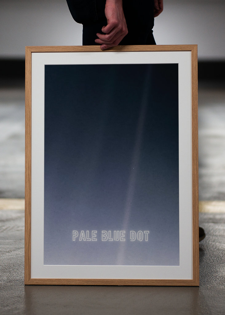 Bledě modrý tečkovaný plakát