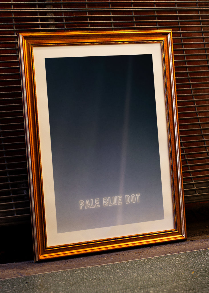 Bledě modrý tečkovaný plakát