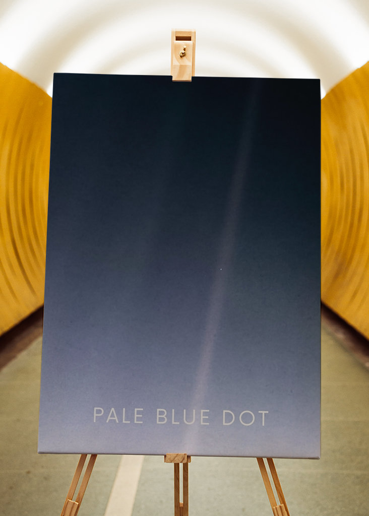 Bledě modrý tečkovaný plakát