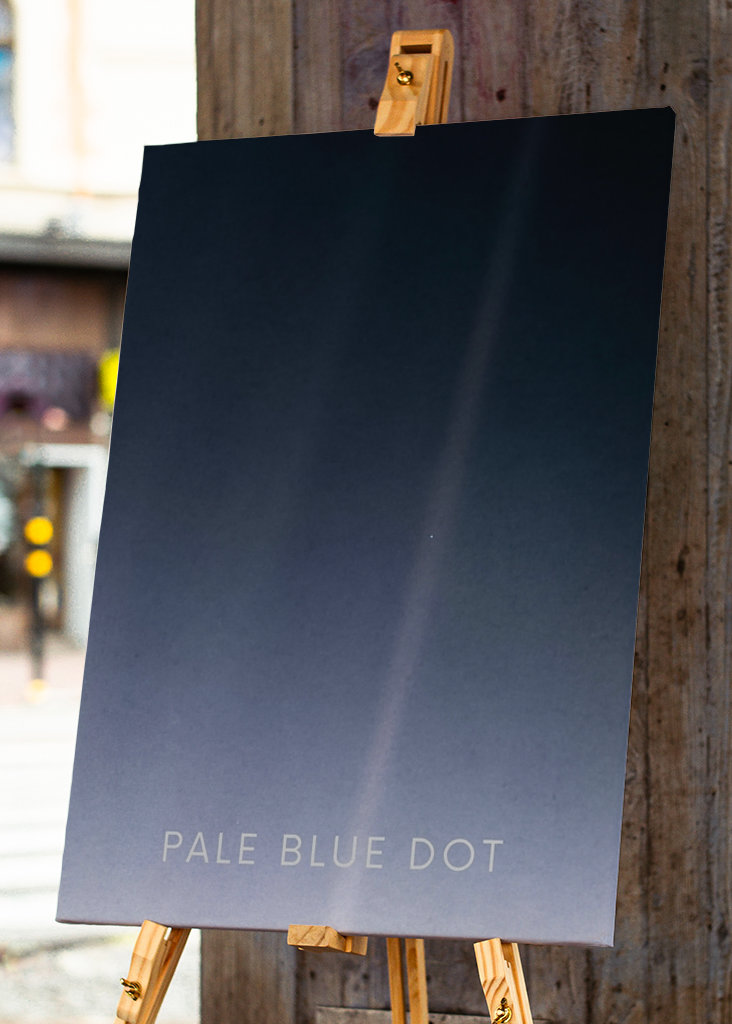 Bledě modrý tečkovaný plakát