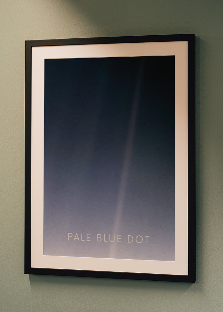 Bledě modrý tečkovaný plakát