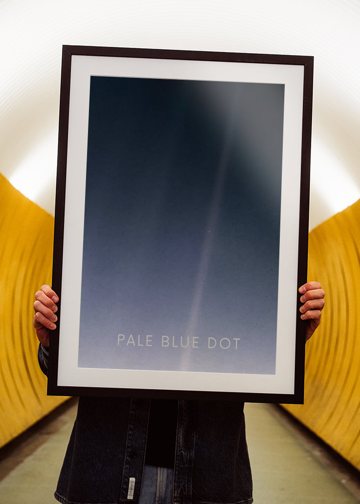 Bledě modrý tečkovaný plakát