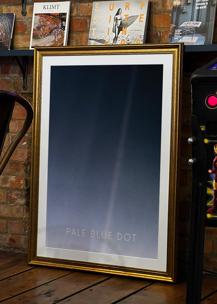 Bledě modrý tečkovaný plakát