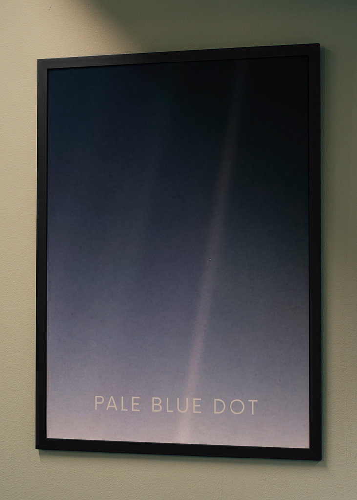 Bledě modrý tečkovaný plakát