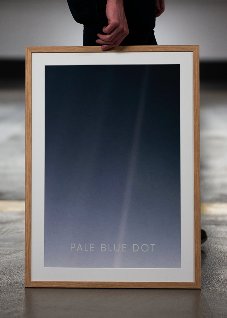 Bledě modrý tečkovaný plakát