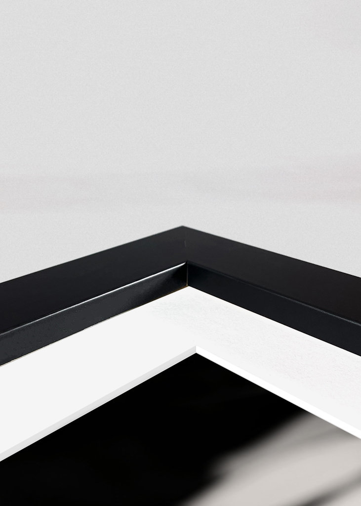 Zaostřeno na bílý klobouk proti slunci