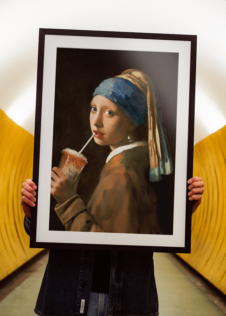 Fille avec du café glacé