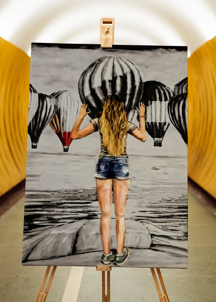 Mädchen mit Heißluftballons.