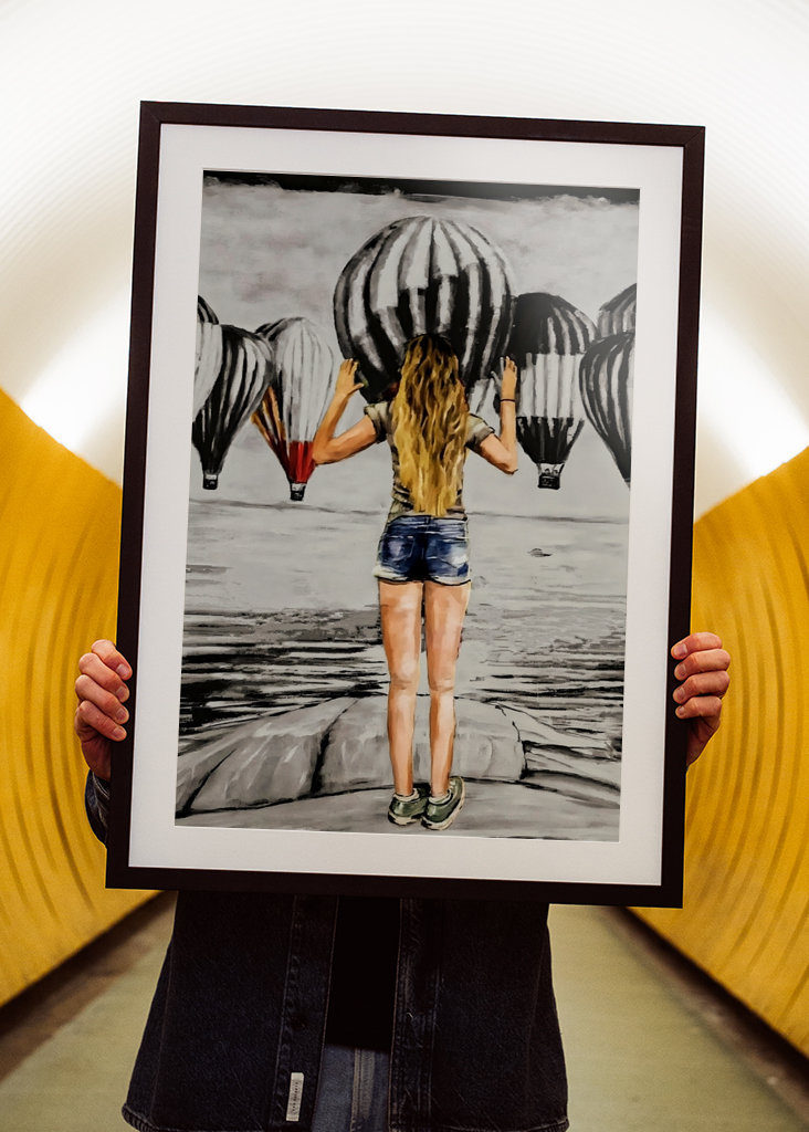 Mädchen mit Heißluftballons.