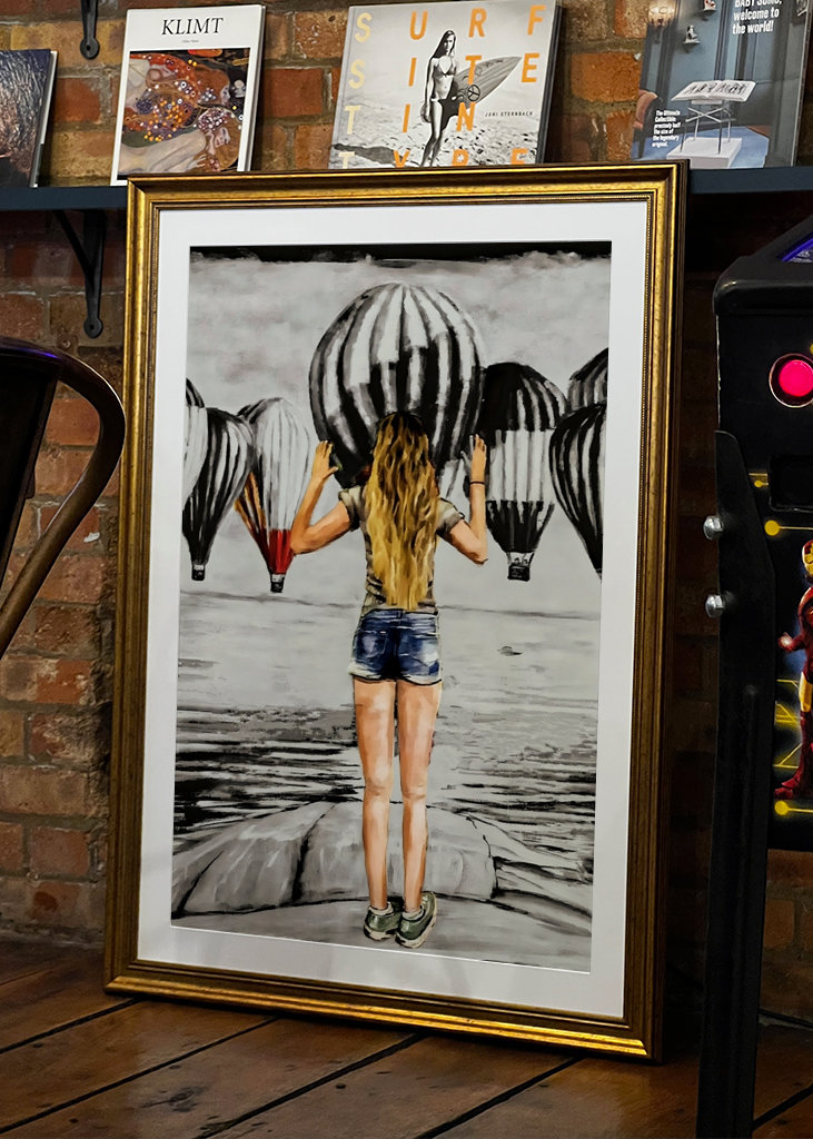 Mädchen mit Heißluftballons.