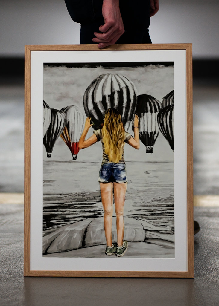 Mädchen mit Heißluftballons.