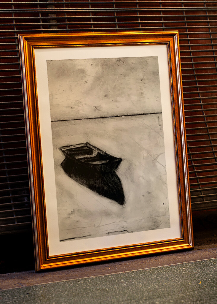 Loď se odráží ve stojaté vodě