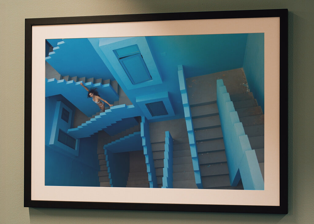 En bas des escaliers bleus