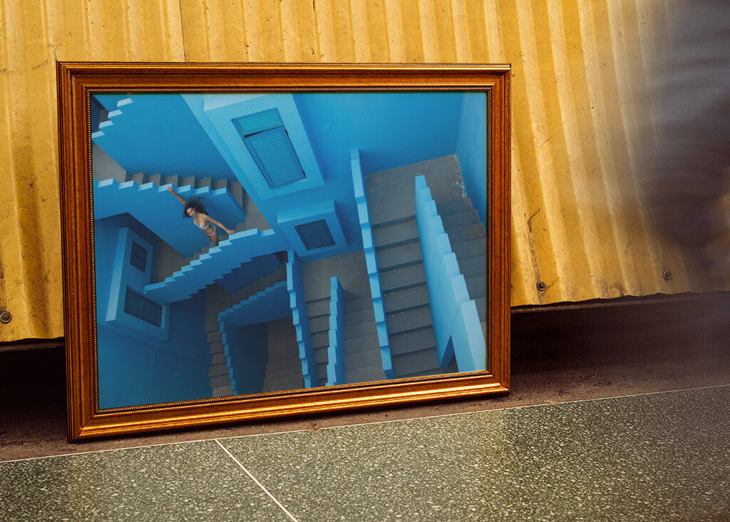 En bas des escaliers bleus