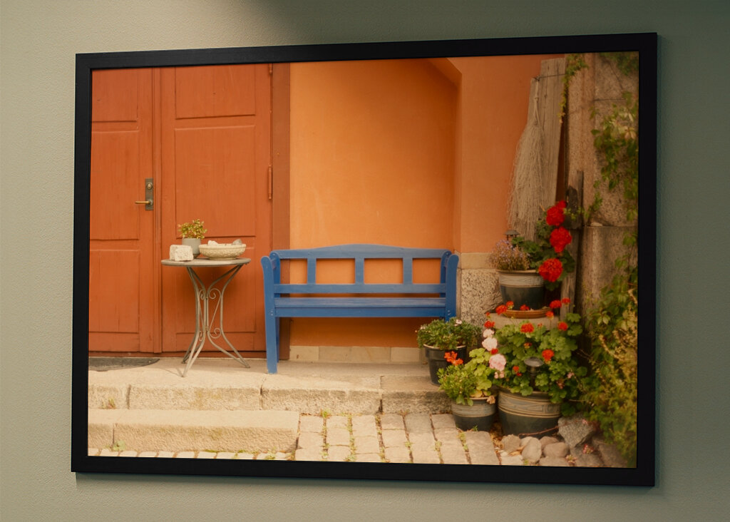 Ein strahlend blauer Stuhl 