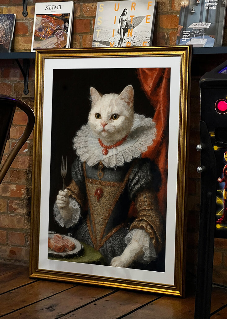 Ušlechtilá kočka v královském oděvu