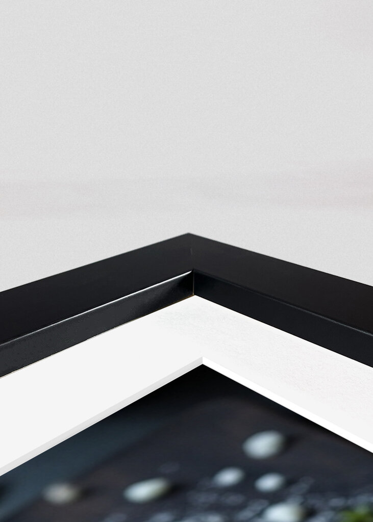 Jajka na desce do krojenia